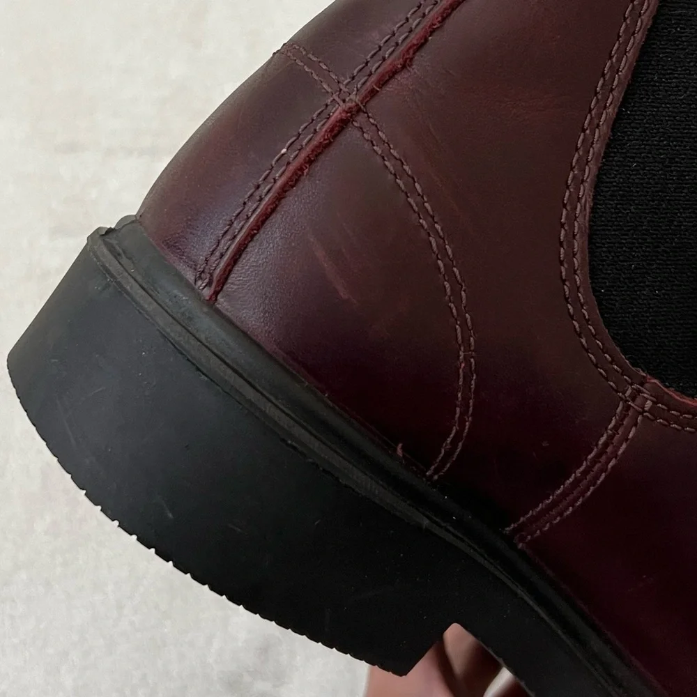 Blundstone Burgundy Chelsea Boots with Black Elastic